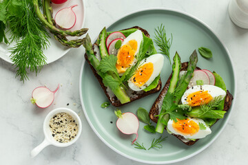 sandwich with dark rye bread, asparagus and egg