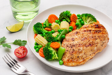 weght loss meal with chicken breast and vegetables