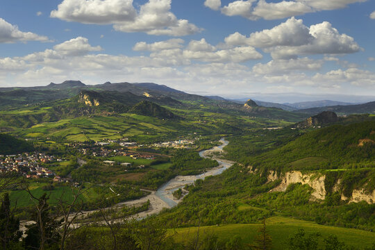 The Marecchia River Valley, a landscape that inspired Renaissance artists such as Piero della Francesca (1415-1492). View from Castello di Montebello, Montebello di Torriana, Rimini, Italy