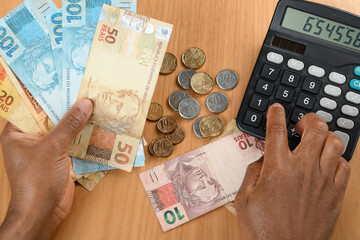 Calculating Brazilian currency with calculator and money