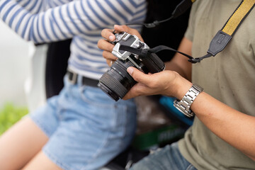 Naklejka premium Couple capturing memories with a camera during a road trip