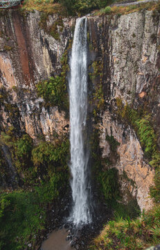 Queda de agua, cachoeira no alto da serra catarinense de Urubici. Uma queda maravilhosa, em meio as pared&otilde;es de rochas e montanhas, mostrando a for&ccedil;a da agua.