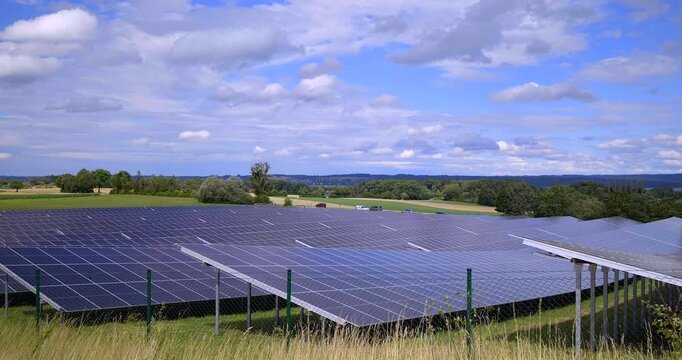 Wolken ziehen am sonnigen Himmel &uuml;ber Solarfeld, Photovoltaikanlage am Ammersee, Bayern, Deutschland, Europa