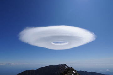 Stunning Lenticular Cloud Formation over Mountain Peak: Serene, Dramatic, High-Altitude Landscape Photography
