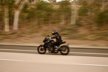 Obraz premium speeding motorcycle on the freeway