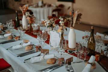 Décoration d'une table de mariage avec un style bohème 