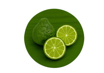 kaffirlime kaffirlimesliced kaffirlimecut kaffirlimeonbananaleaf slicedlime tropicalfruit limeingredient asianfruit herbalfruit citrusfruit kaffirlimehalf freshlime greenli