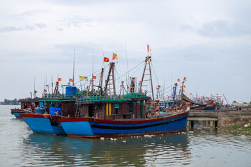 Obraz premium Trash-Littered Beach with Fishing Boats in Vietnam