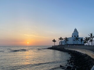 Fototapeta premium Sunset in Jeddah, Saudi Arabia, and there is a mosque for Muslims