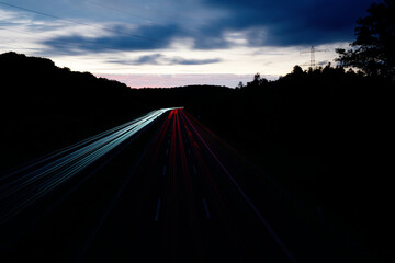 Lichtstreifen in der blauen Stunde auf der BAB A3.