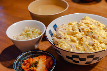 Japanese dinner with oyakodon / 親子丼の和風夕食