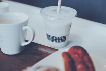 カフェのスムージーとコーヒーカップ
