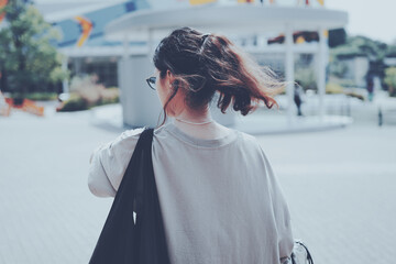 歩行する女性の後ろ姿