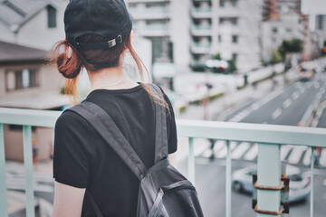陸橋を歩く女性の後ろ姿
