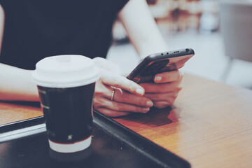 カフェでスマホを見ている女性の手元