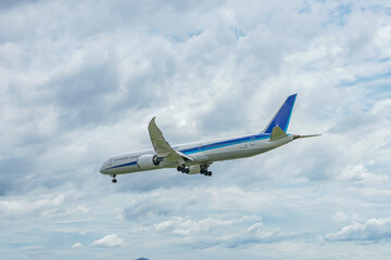Fototapeta premium 夏の日中の福岡空港での航空機着陸シーン