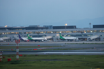 Fototapeta premium 晴れた夏の日の福岡空港ターミナル風景
