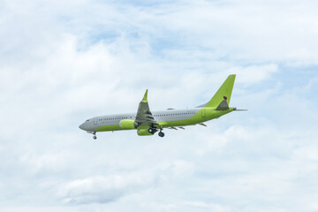 明るい夏の日に福岡空港へ着陸する旅客機