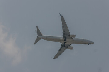 夏の日中の旅客機着陸シーン