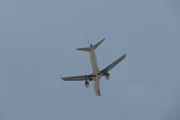 　晴れた夏の日に着陸する旅客機