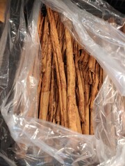 Cinnamon sticks: spices for cooking and garnishing,Palitos de canela: especias para cocinar y...