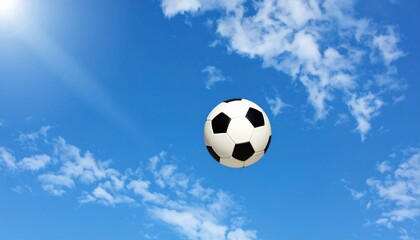 サッカーボール 空 青空 雲 スポーツ 競技 ボール 太陽 光 晴れ 屋外 飛ぶ 蹴る ゲーム 運動会 練習 大会 芝生 風景 健康