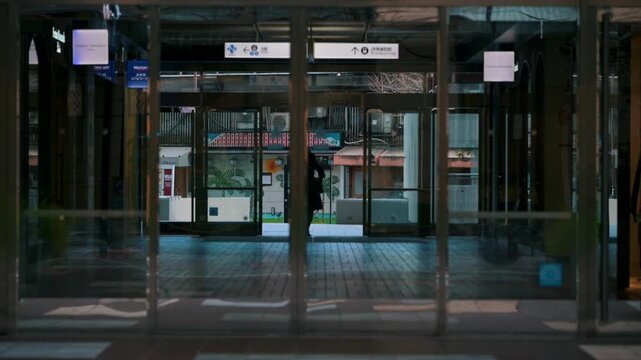 ビジネス　ビル　入り口