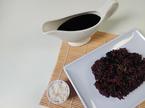 Jaje kukus injin or injin steam cake is a traditional bali and Lombok desserts. Made of steamed black sticky rice topped with grated coconut and drizzled with palm sugar