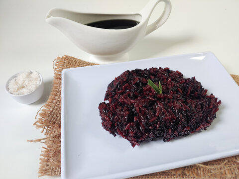 Jaje kukus injin or injin steam cake is a traditional bali and Lombok desserts. Made of steamed black sticky rice topped with grated coconut and drizzled with palm sugar
