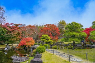 日本庭園のちょうど見頃のカラフルな紅葉情景