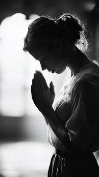 pray woman