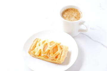 アップルパイとコーヒー - りんごをたっぷり使ったアップルパイと淹れたてのコーヒーでおやつの時間

