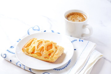 アップルパイとコーヒー - りんごをたっぷり使ったアップルパイと淹れたてのコーヒーでおやつの時間
