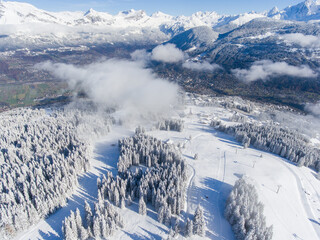 Photo panoramique d’hiver par drone sur les Alpes et le Mont Blanc à Saint-Gervais