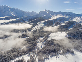 Photo panoramique d’hiver par drone sur les Alpes et le Mont Blanc à Saint-Gervais
