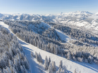 Photo panoramique d’hiver par drone sur les Alpes et le Mont Blanc à Saint-Gervais
