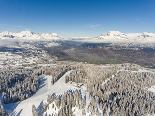 Photo panoramique d’hiver par drone sur les Alpes et le Mont Blanc à Saint-Gervais