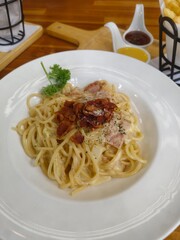 spaghetti with tomato sauce