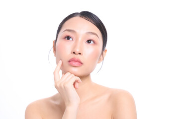 若いアジア女性のスタイリッシュな美容ポートレート