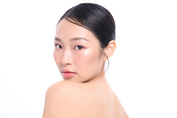 若いアジア女性のスタイリッシュな美容ポートレート
