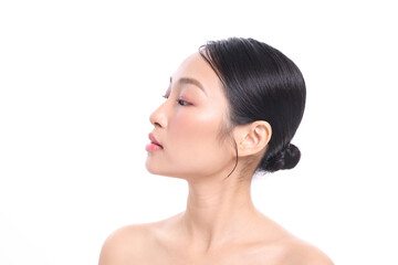 若いアジア女性のスタイリッシュな美容ポートレート