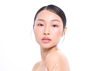 若いアジア女性のスタイリッシュな美容ポートレート
