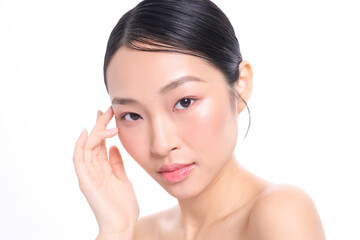 若いアジア女性のスタイリッシュな美容ポートレート