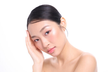 若いアジア女性のスタイリッシュな美容ポートレート