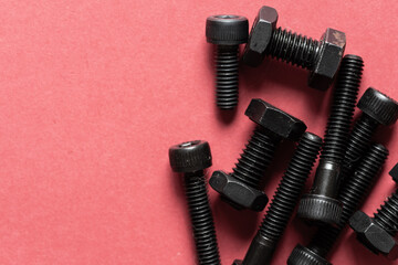 赤背景に置いてある六角ボルト