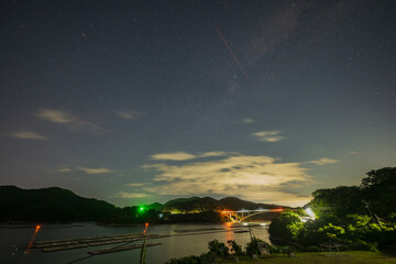 日本の岡山県備前市の頭島に浮かぶ美しい星空