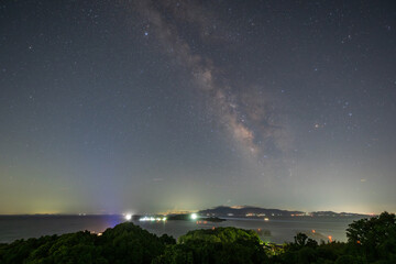 日本の岡山県備前市の頭島に浮かぶ美しい星空