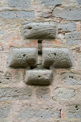 Schießscharten in mittelalterlicher Wehranlage aus dem 14. Jahrhundert