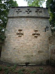 Schießscharten in mittelalterlicher Wehranlage aus dem 14. Jahrhundert
