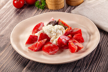Salad with stracciatella and tomato